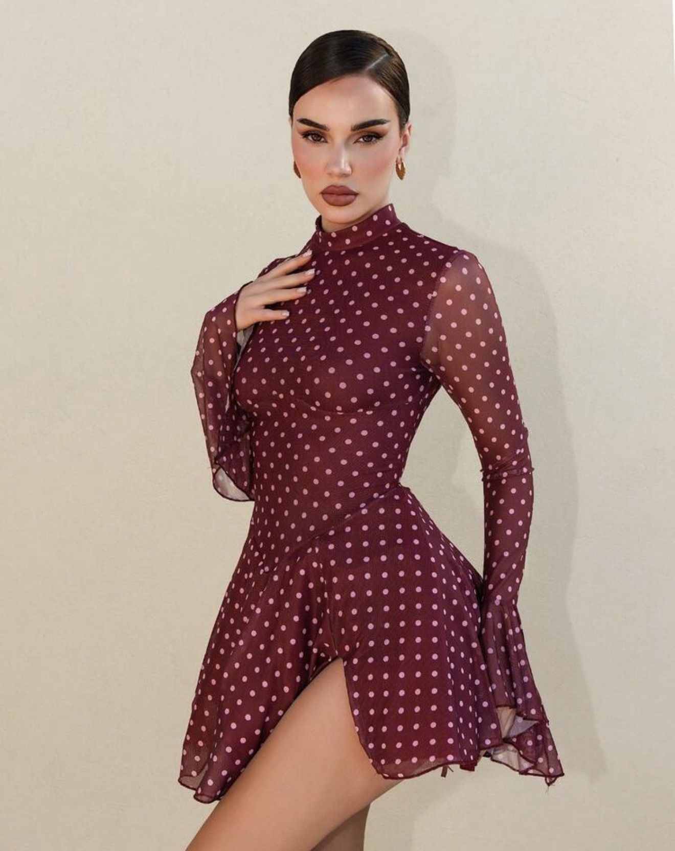 Bris Aura Vestido mini con cuello alto, mangas acampanadas largas