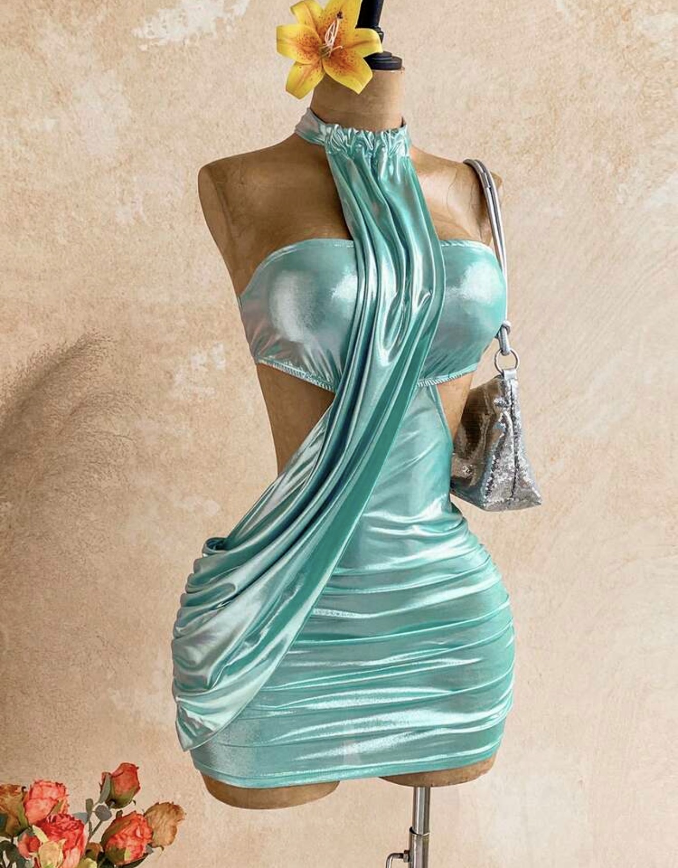 Vestido mini ajustado con envoltorio asimétrico y fluido