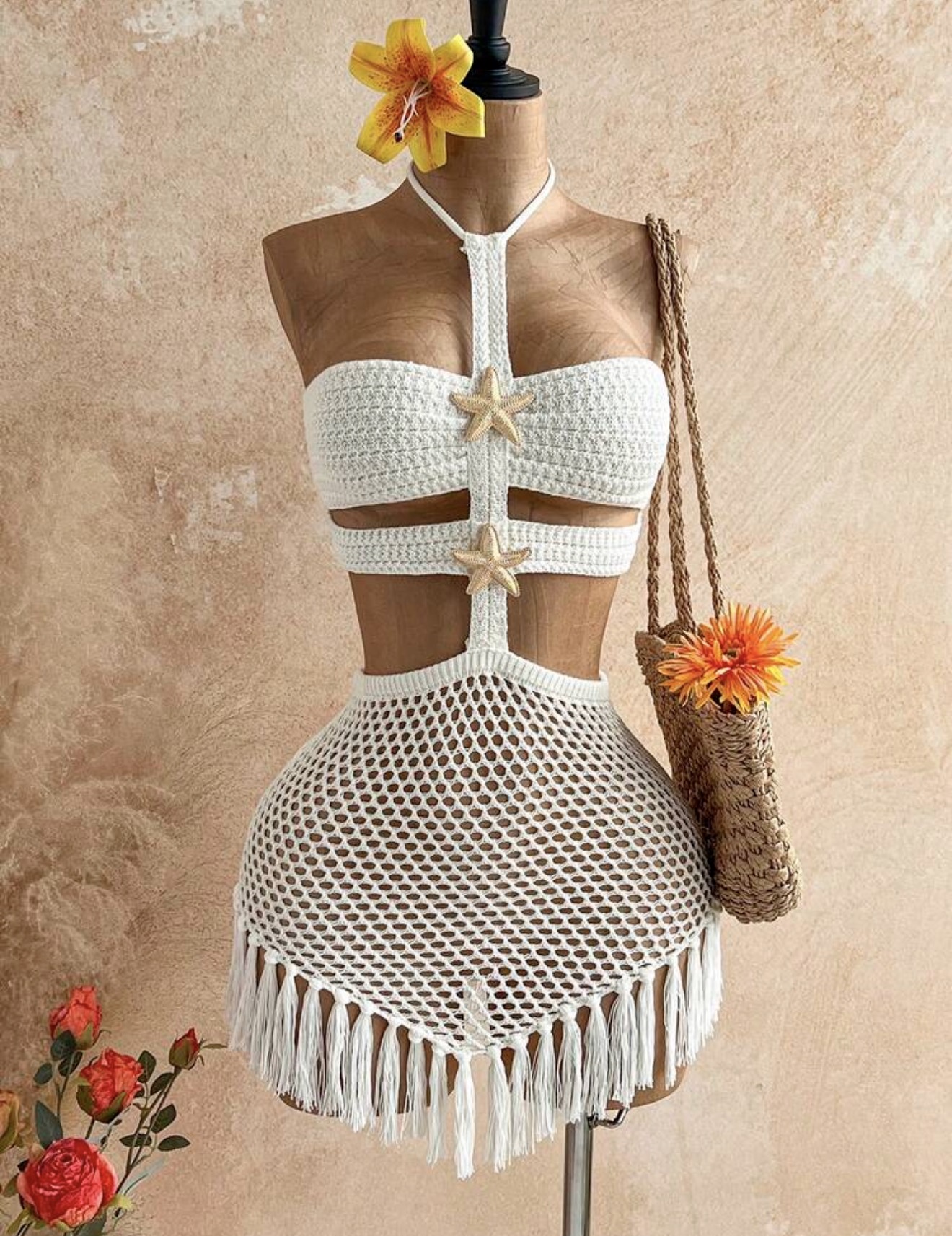 Vestido de punto mini ajustado con cuello halter, cintura con lazo, diseño hueco de estrella de mar y flecos en el bajo, estilo bohemio