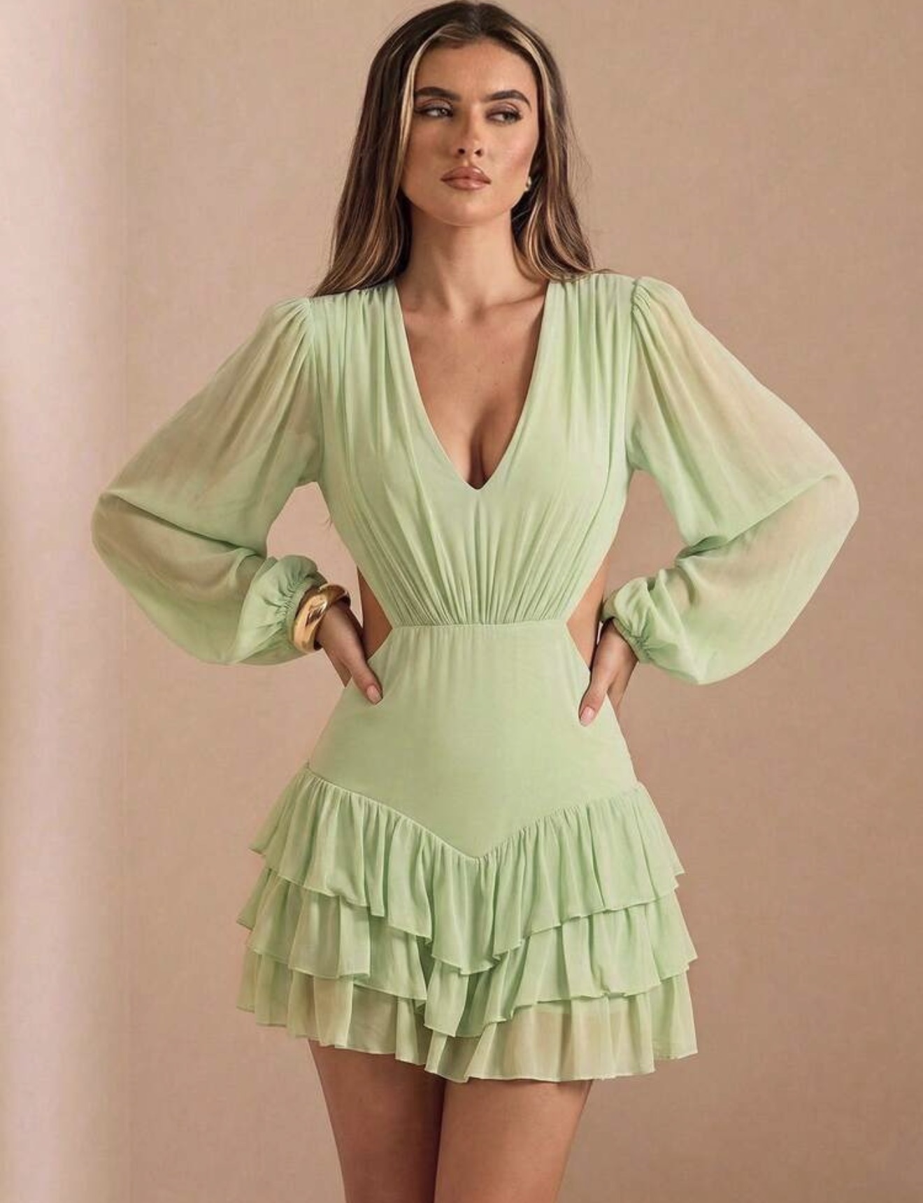 Vestido mini de otoño verde claro . * 5.00 › con escote en V profundo, mangas largas (5) abullonadas, aberturas laterales