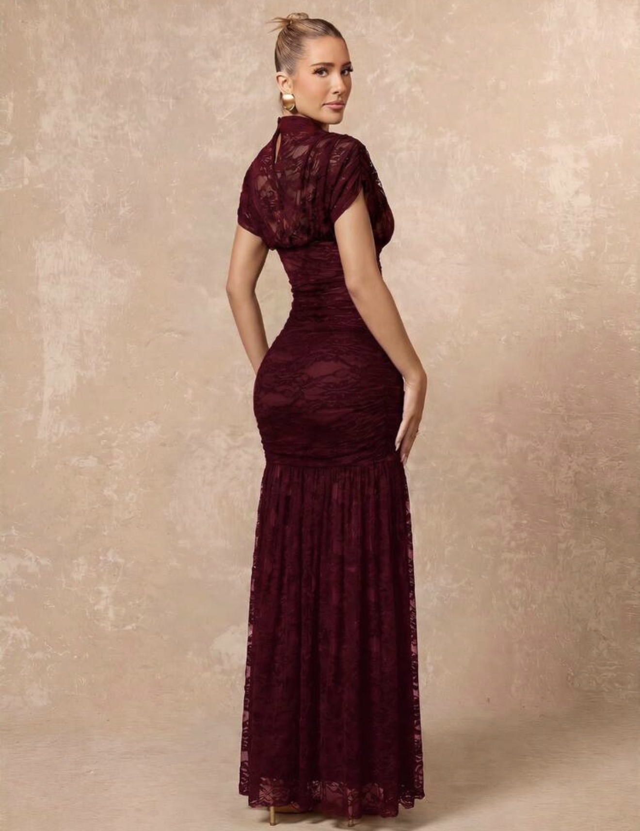 Vestido ajustado con cuello alto de encaje y cintura fruncida