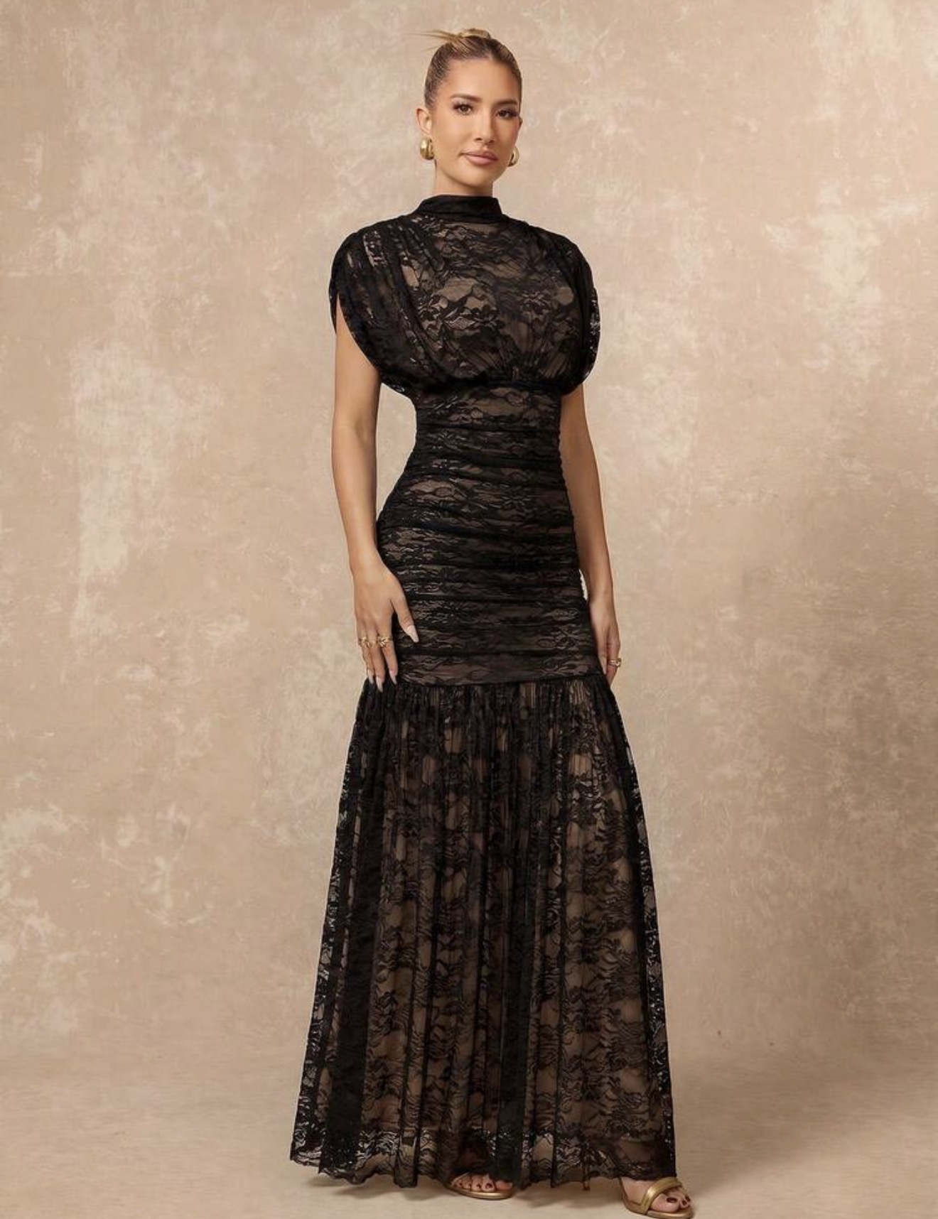 Vestido ajustado con cuello alto de encaje y cintura fruncida