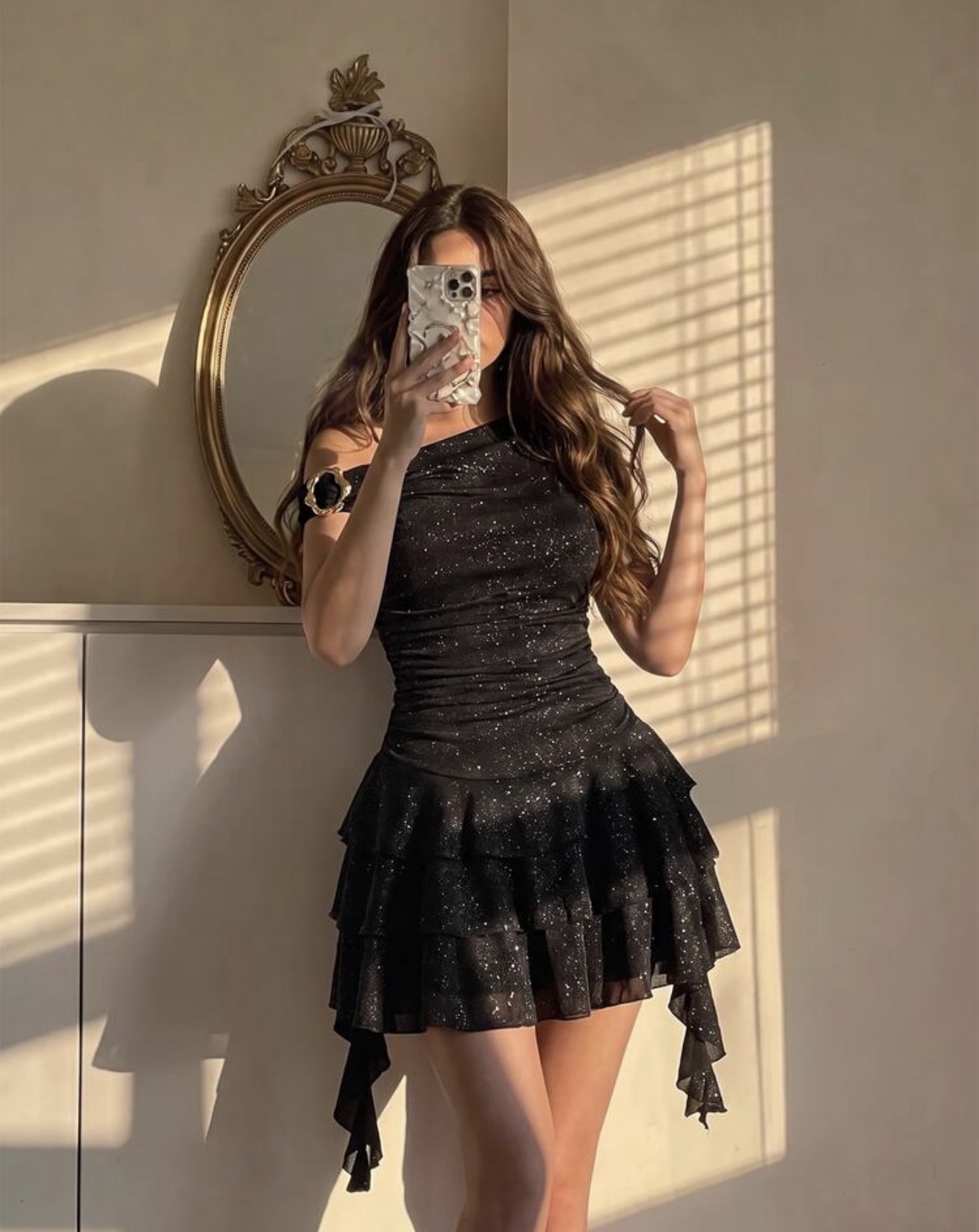 Skyraze Vestido de mujer con decoración metálica, hombro asimétrico y bajo con volantes
