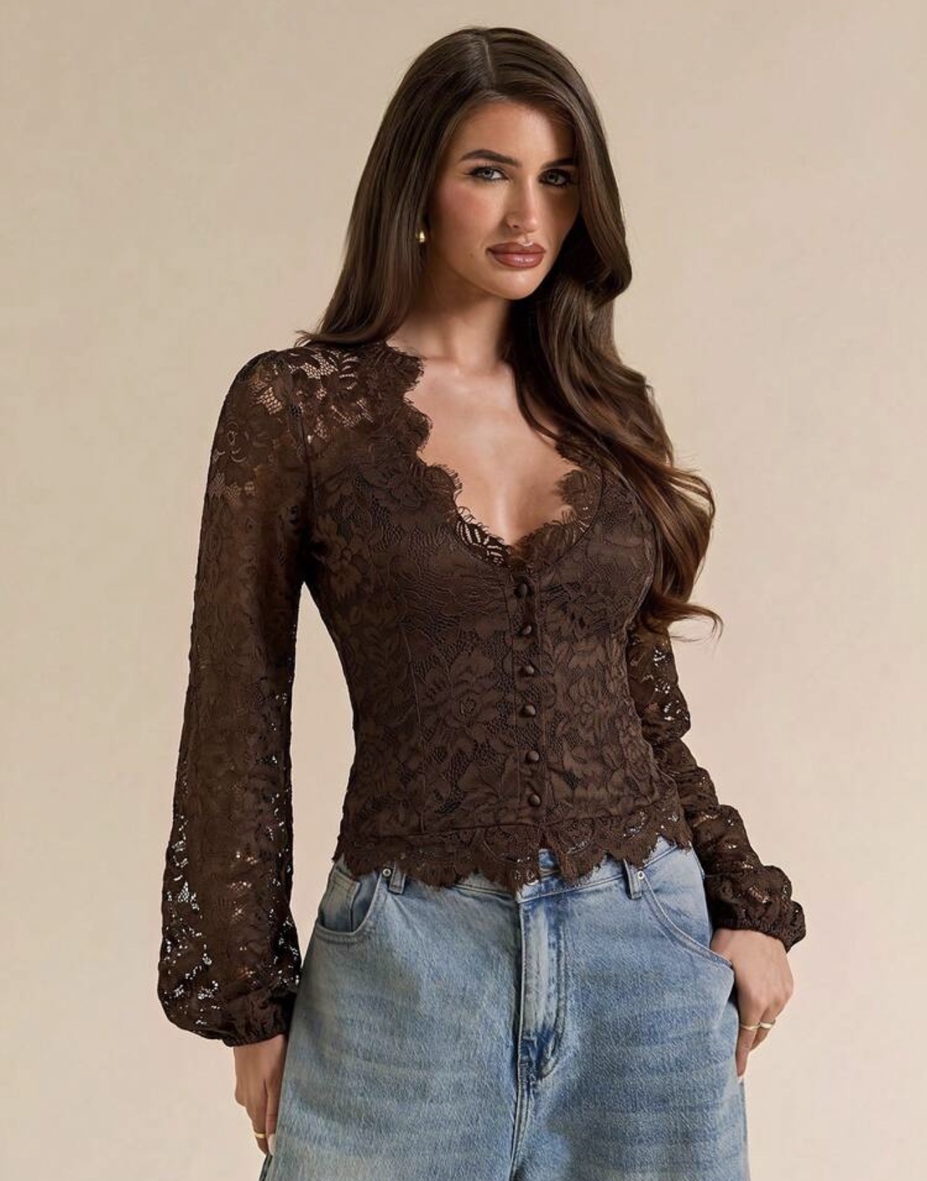 Blusa elegante de encaje ajustada con mangas farol transparente