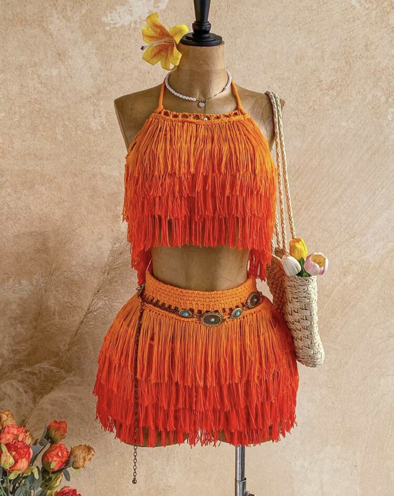 Conjunto de dos piezas de top de punto corto con nudo y halter con flecos y falda, estilo boho tropical