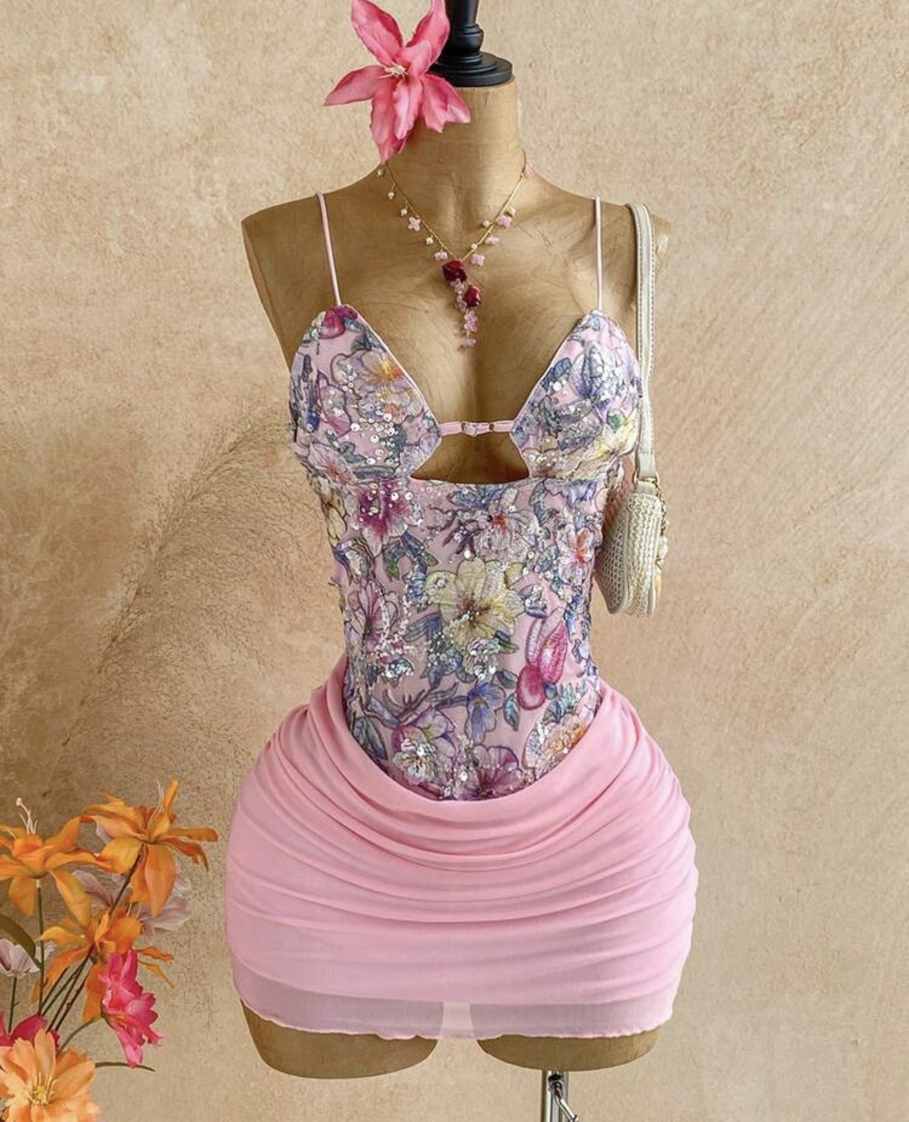 Vestido mini de cami ajustado con volantes y lentejuelas