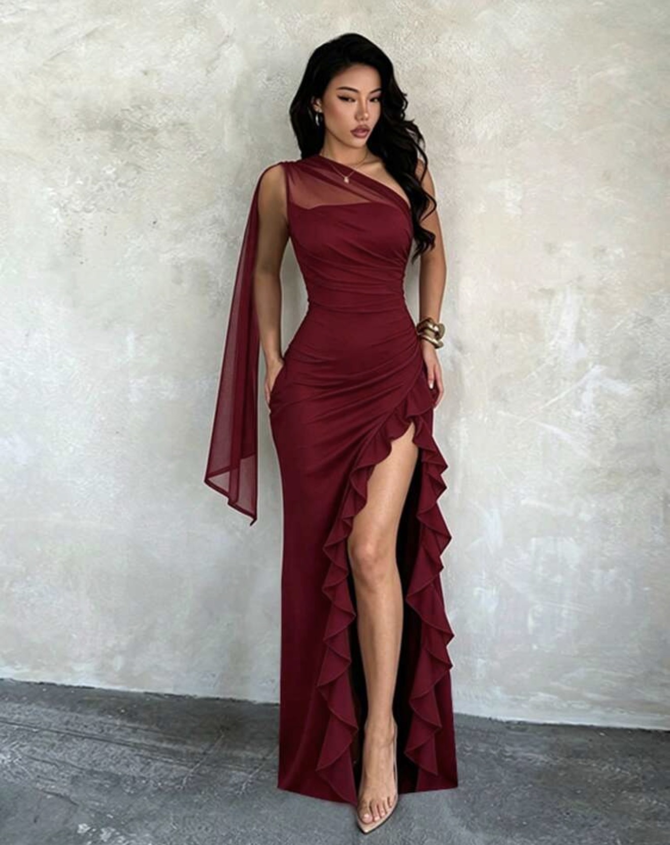 Vestido largo formal de mujer con hombro asimétrico, malla y abertura