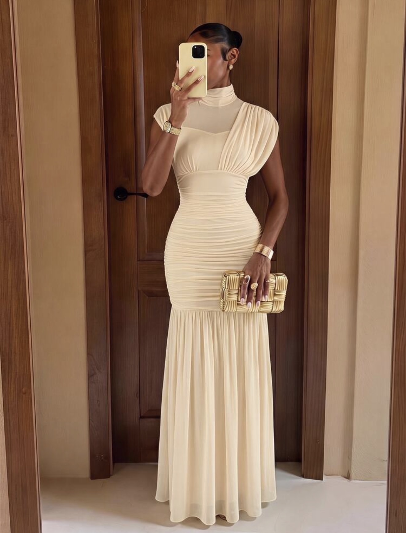Vestido Lumalex Falda ajustada de malla suave y fluida con cuello alto, manga corta, cintura fruncida y bajo acampanado