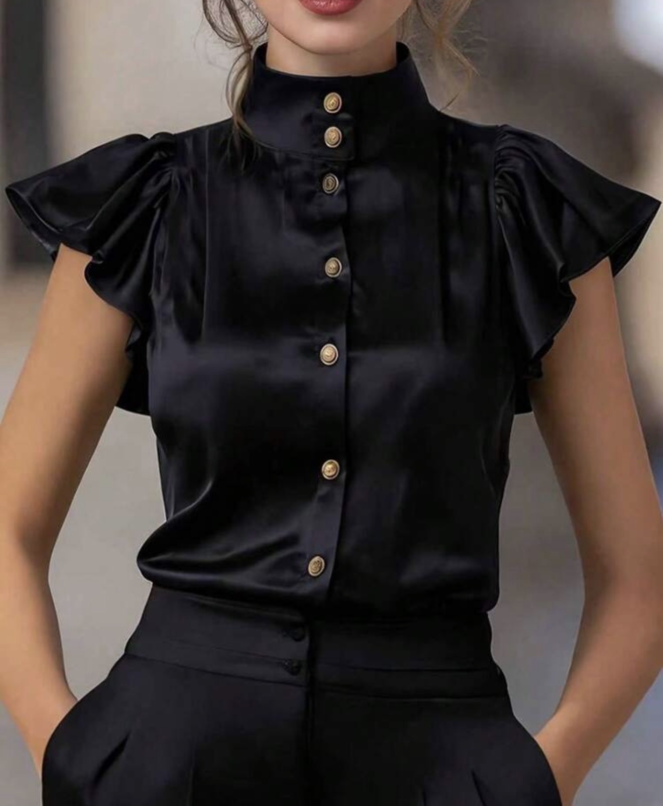Elegante blusa de unicolor con cuello mao y ribete de volantes, negro de verano