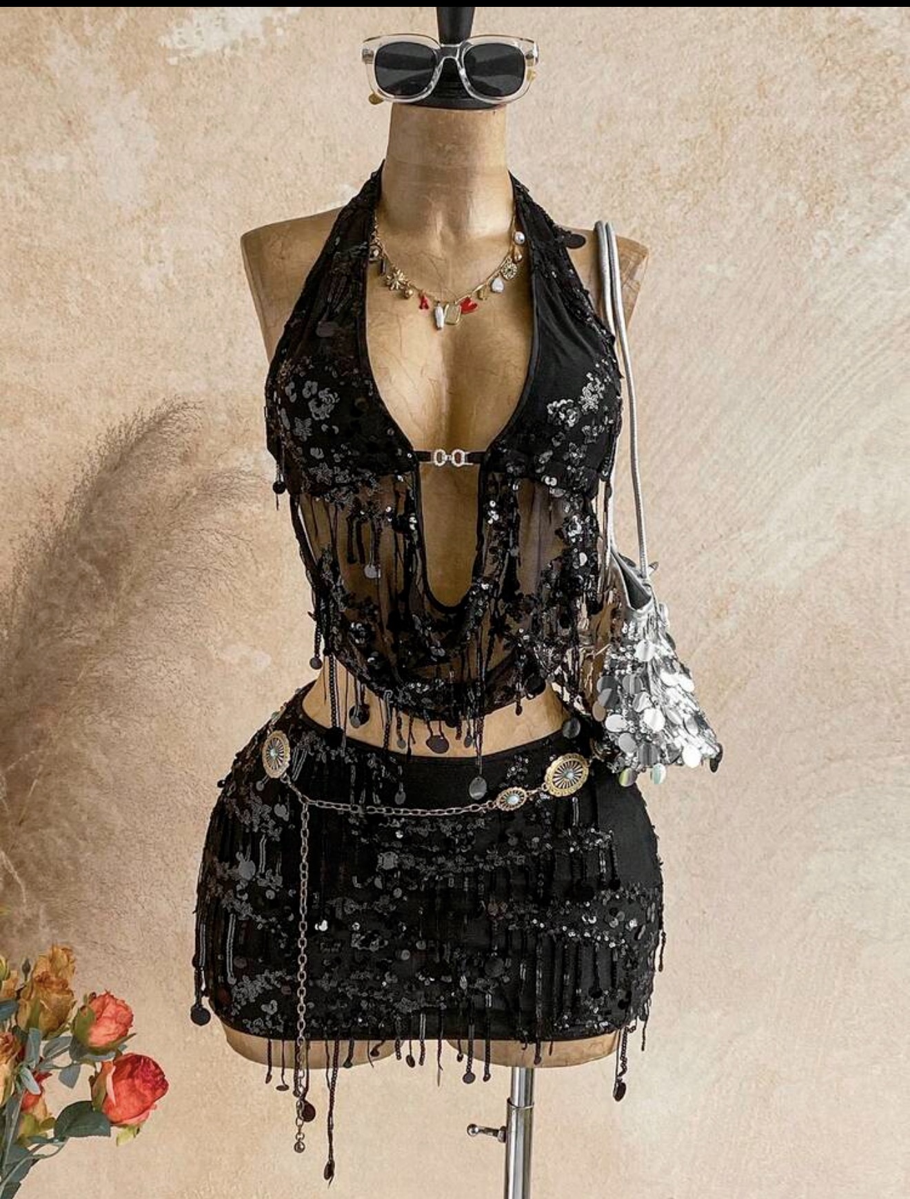 Set de 2 piezas con top halter brillante con flecos y lentejuelas y minifalda