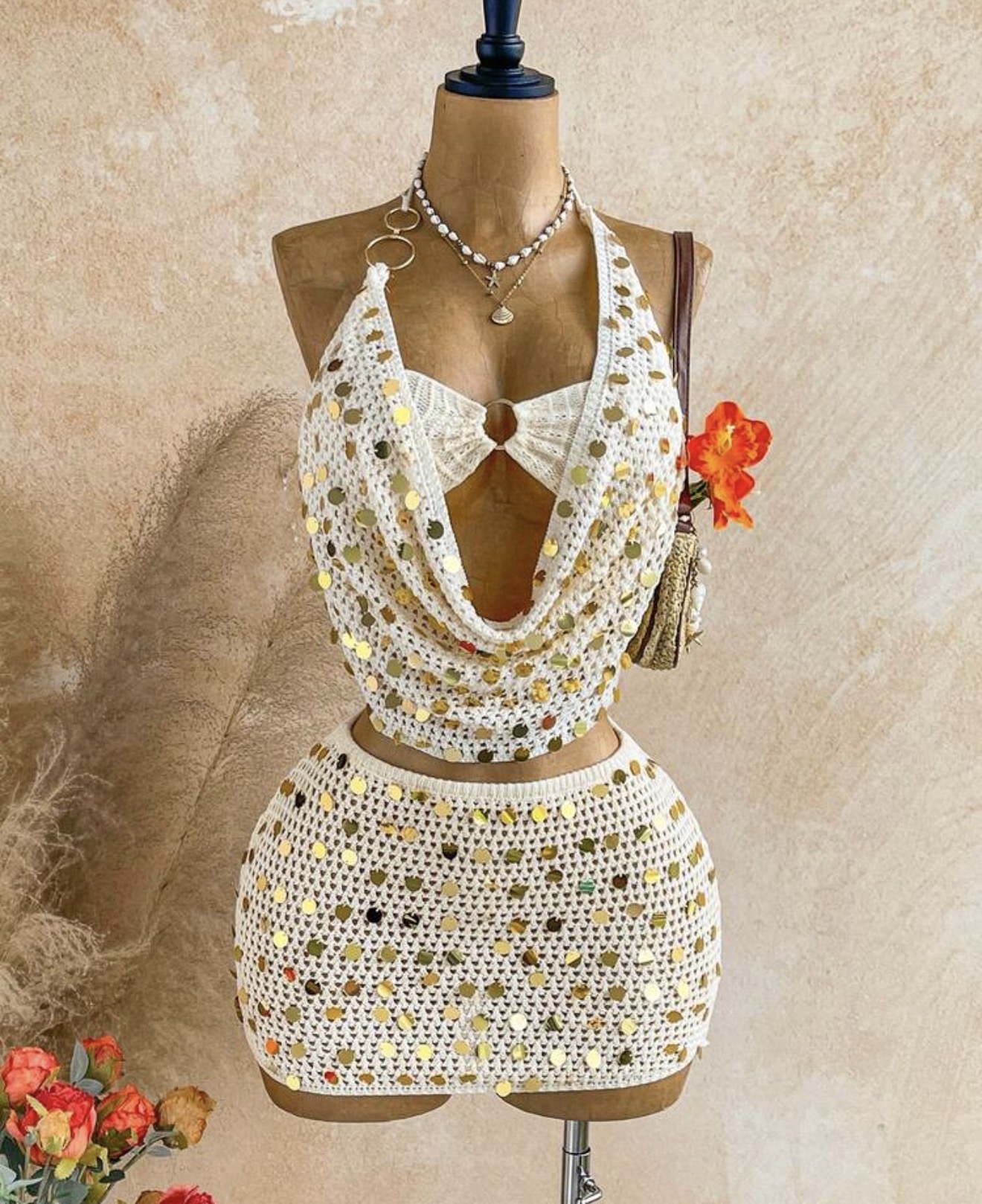 Set de top de punto con cuello drapeado con lentejuelas y minifalda de punto